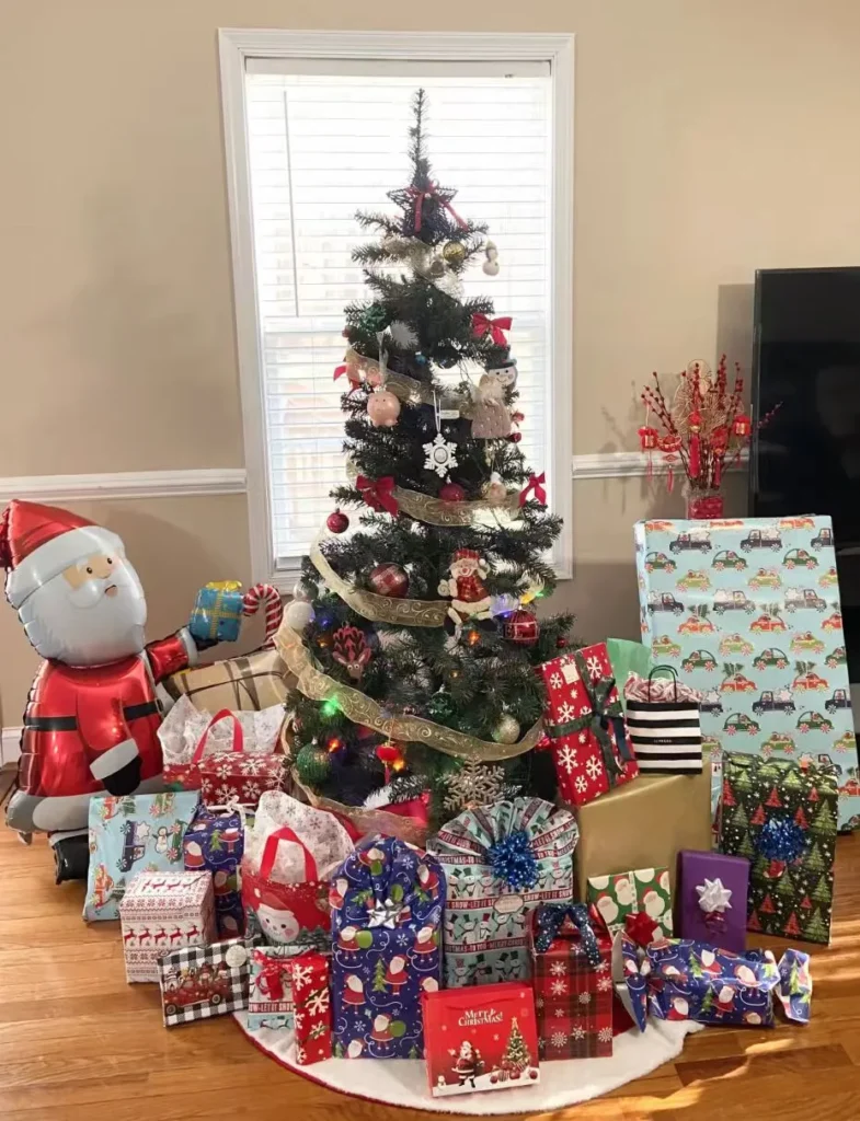 Indoor Christmas tree and gift scene for Q4 Dropshipping Preparation article