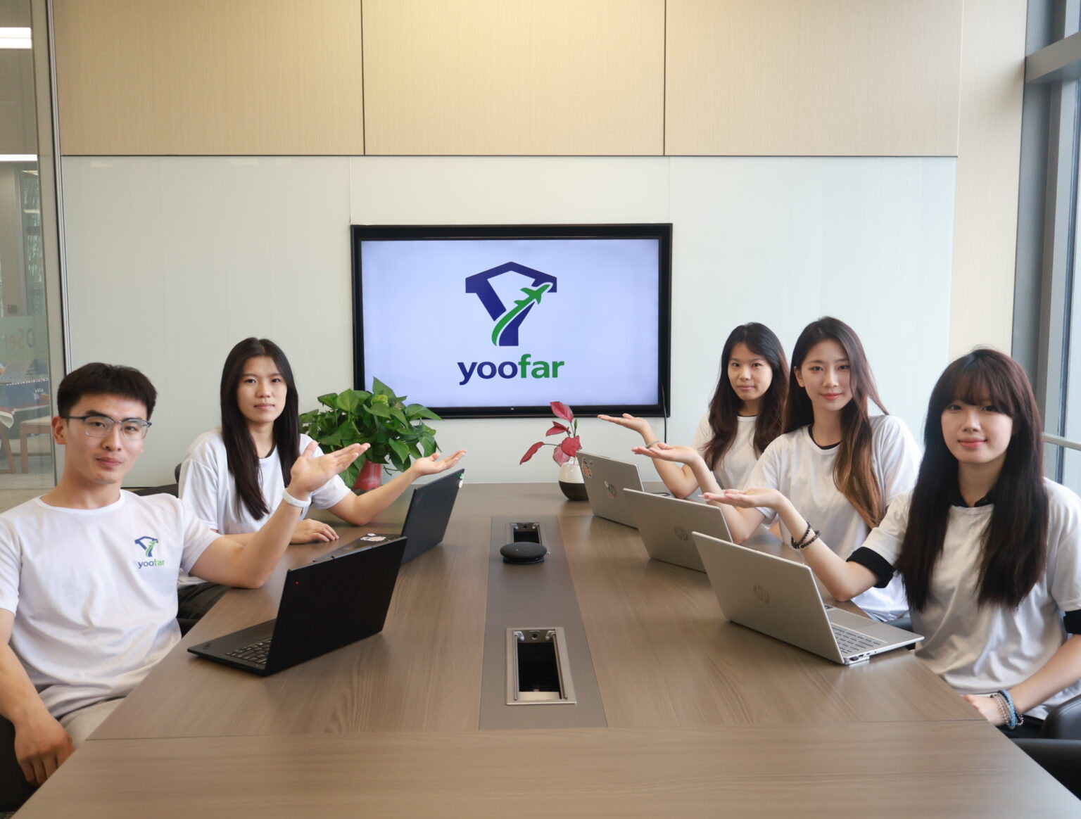 Yoofar team meeting in conference room, grow with Yoofar membership benefits, higher discounts with larger orders for dropshipping sellers