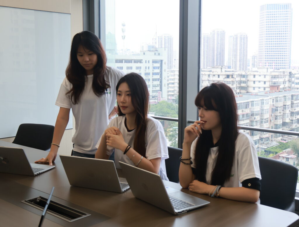 Yoofar team provides dedicated one-on-one support for dropshipping sellers, personalized product sourcing and order fulfillment service